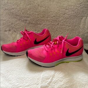 Nike Pegasus Bright Pink Sneaker- size 6 - EUC